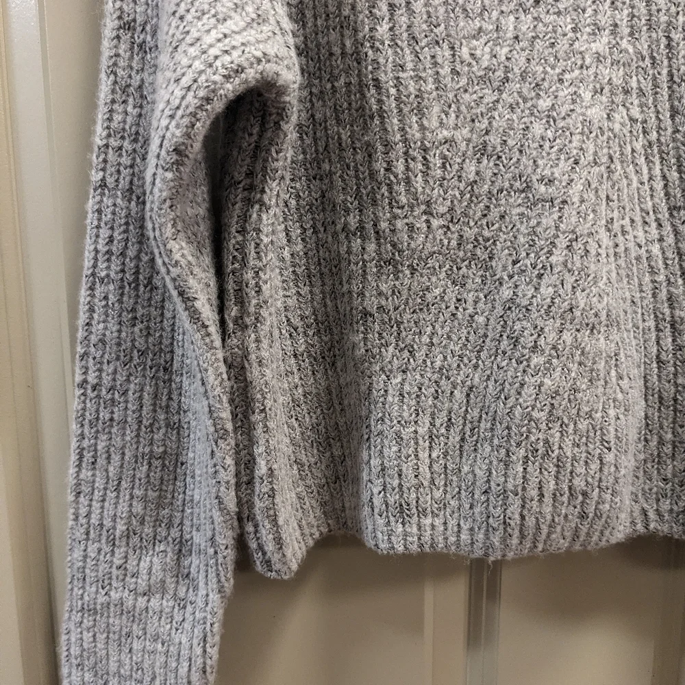 Garage Cropped V-neck Relaxed Fit Sweater- size P/small